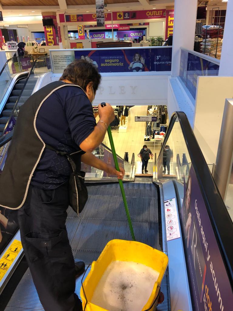 Aseo en escalera mecánica
